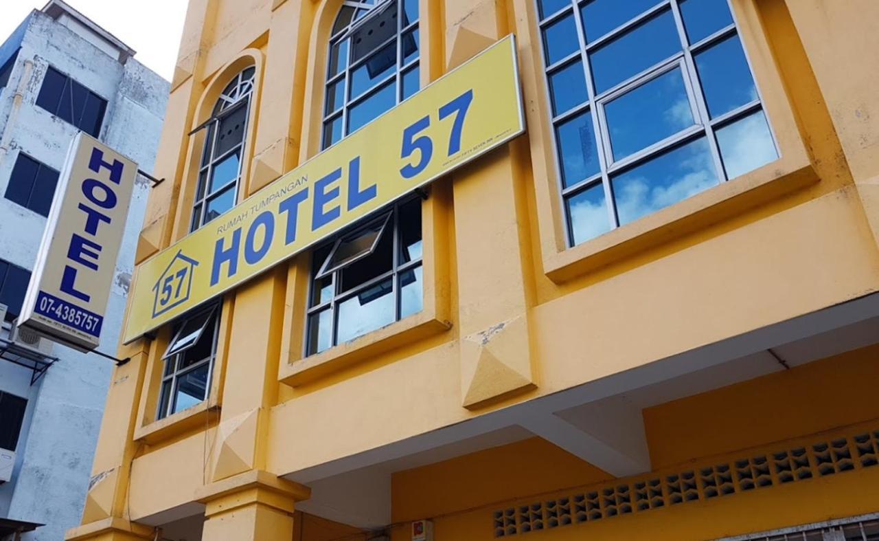 Fifty Seven Inn باتو باهات المظهر الخارجي الصورة